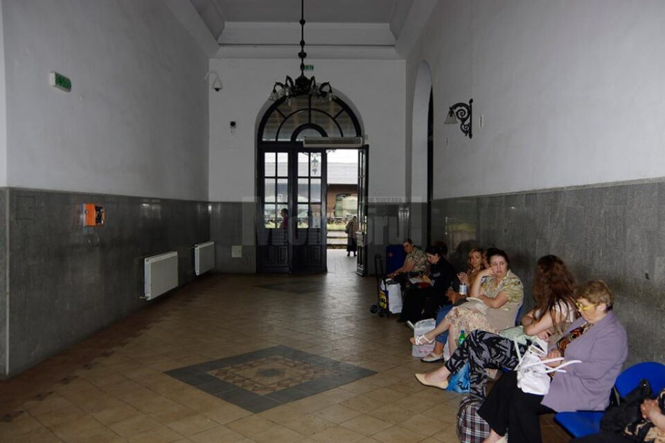 Camerele video acoperă sala de așteptare, peronul și ieșirile laterale, pe lângă clădire Camerele video acoperă sala de așteptare, peronul și ieșirile laterale, pe lângă clădire
