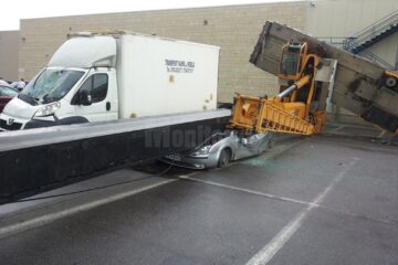 Colosul scăpat de sub control a distrus complet un autoturism și a avariat o a doua mașină