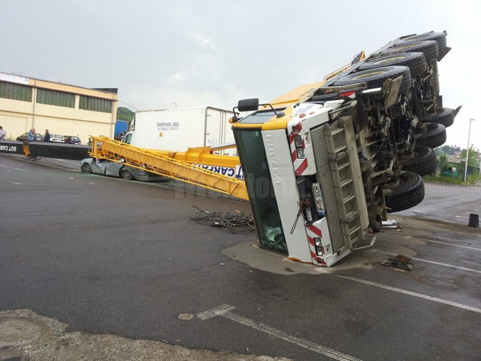 Colosul scăpat de sub control a distrus complet un autoturism și a avariat o a doua mașină