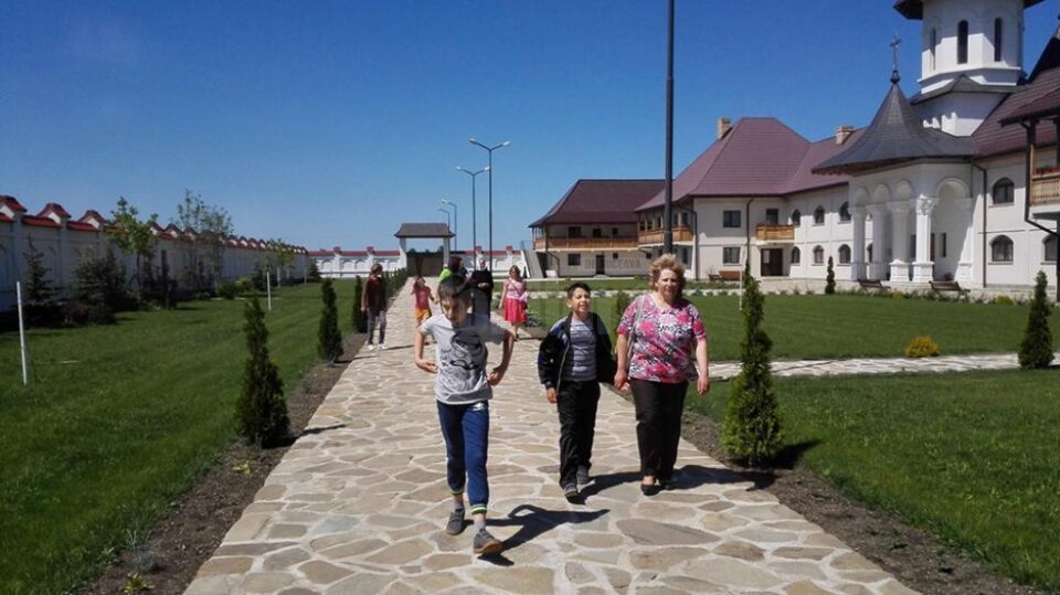 Copii cu autism de la Centrul Școlar de Educație Incluzivă Suceava, în excursie prin județ