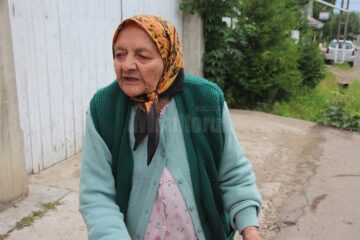 Floarea Savu, care la 86 de ani vede cum pot ajunge gunoaiele în preajma unei fântâni