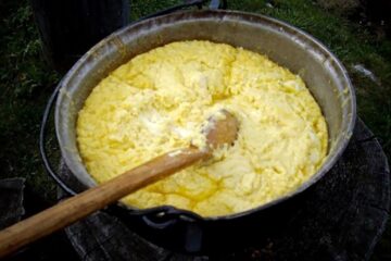 Balmoș mușcelean sau „fondue roumaine"