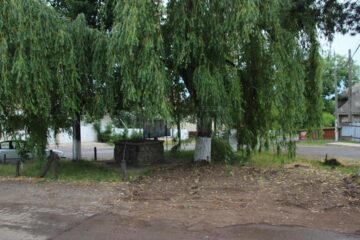 Locul săpat pe spațiul verde pentru rampa de deșeuri