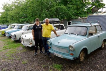 Viorel Romaniuc, alături de fiul său și de Trabanturile pe care le iubește atât de mult