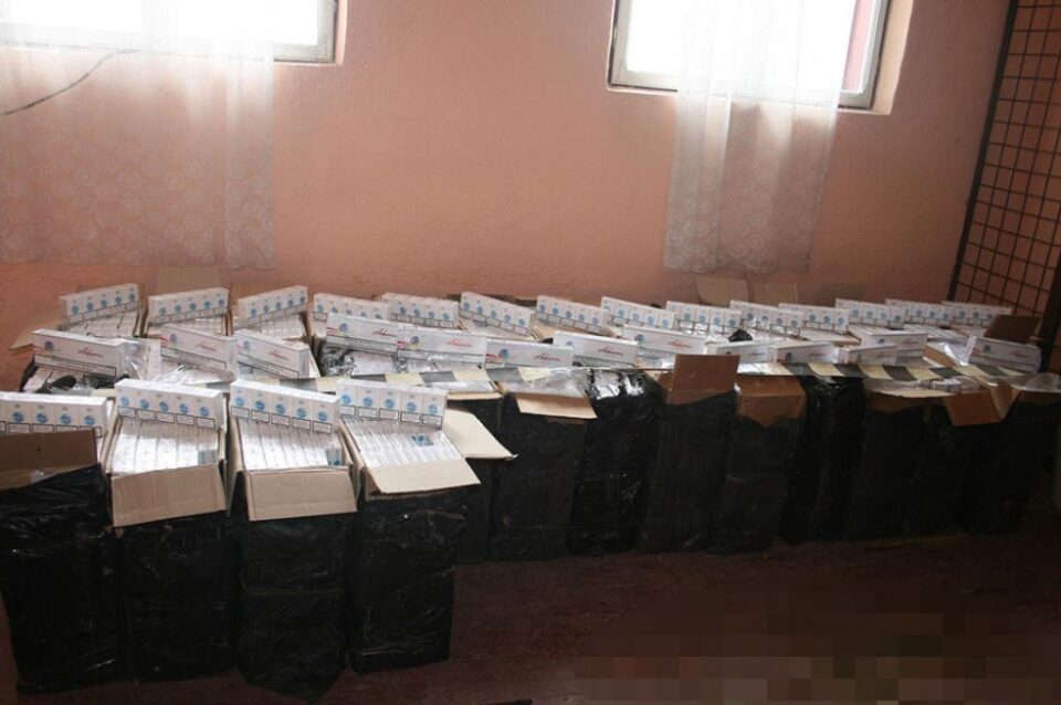 Autoturism de teren burdușit cu țigări de contrabandă, abandonat lângă graniță