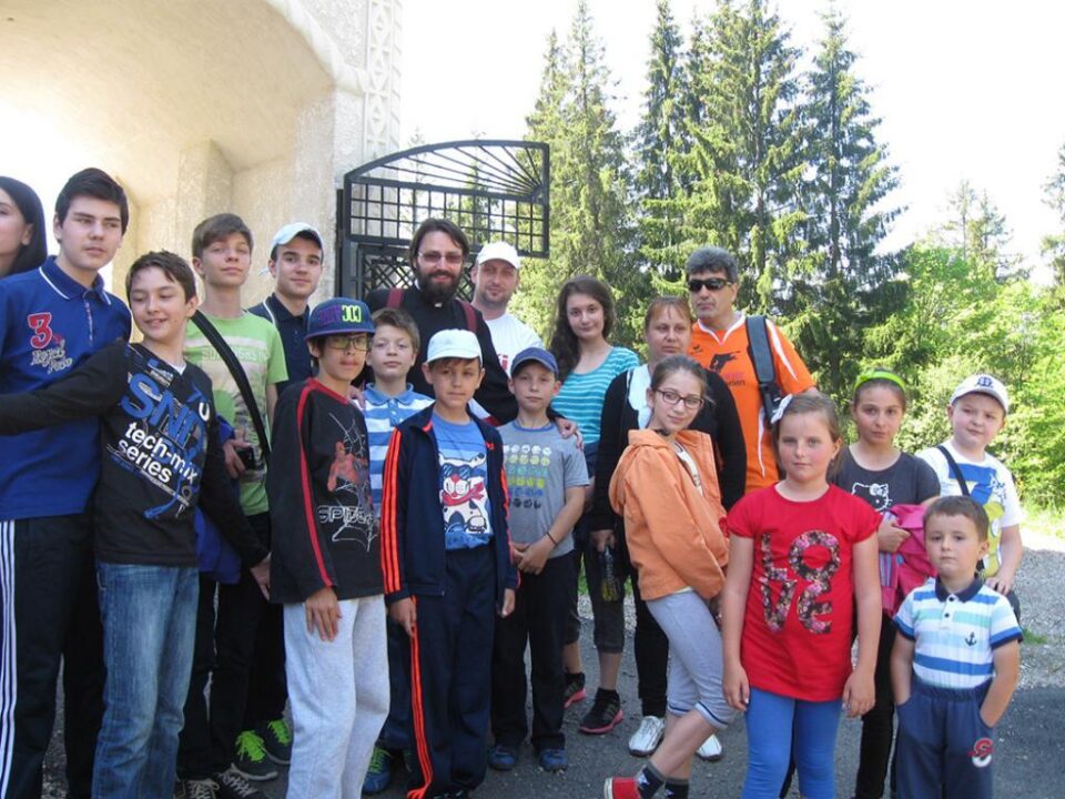 Excursie pentru copiii care participă la cateheză, la Biserica „Sf. Dumitru” din Suceava Excursie pentru copiii care participă la cateheză, la Biserica „Sf. Dumitru” din Suceava