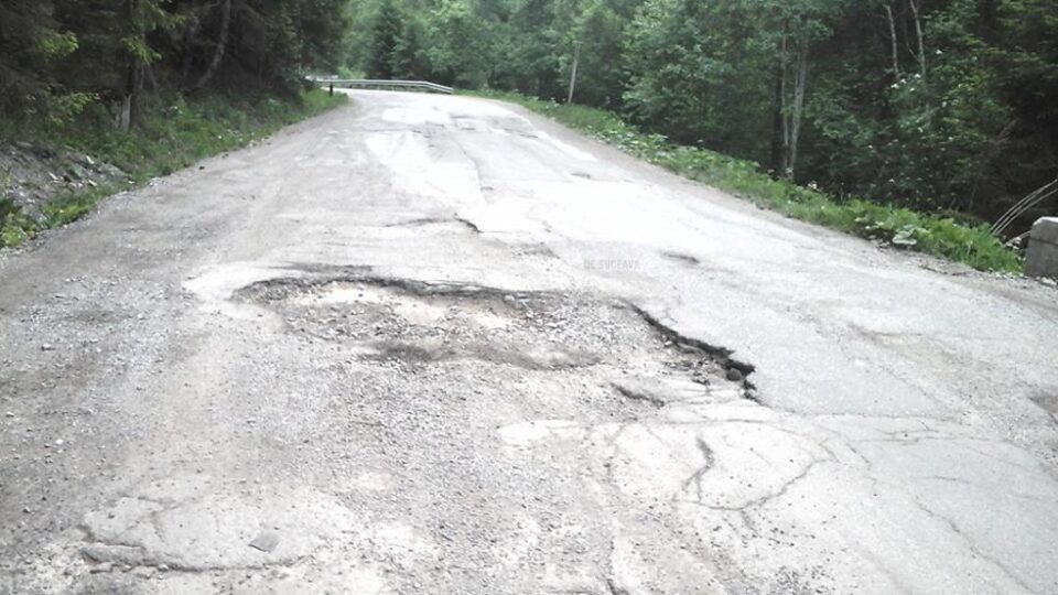 Așa arată DN 18, pe numeroase porțiuni