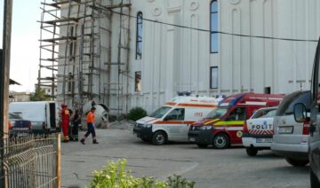 Un bărbat amenință că se aruncă de pe schela catedralei din Fălticeni