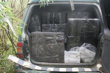 Autoturismul burdușit cu țigări de contrabandă, abandonat lângă graniță