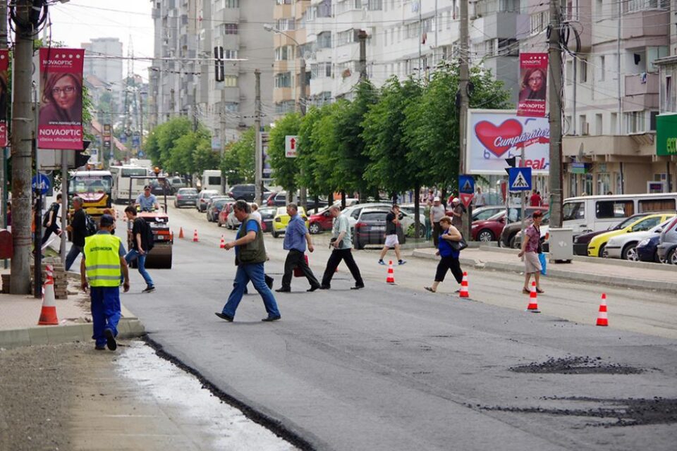 Sens unic pe bulevardul George Enescu din Suceava, din cauza asfaltării