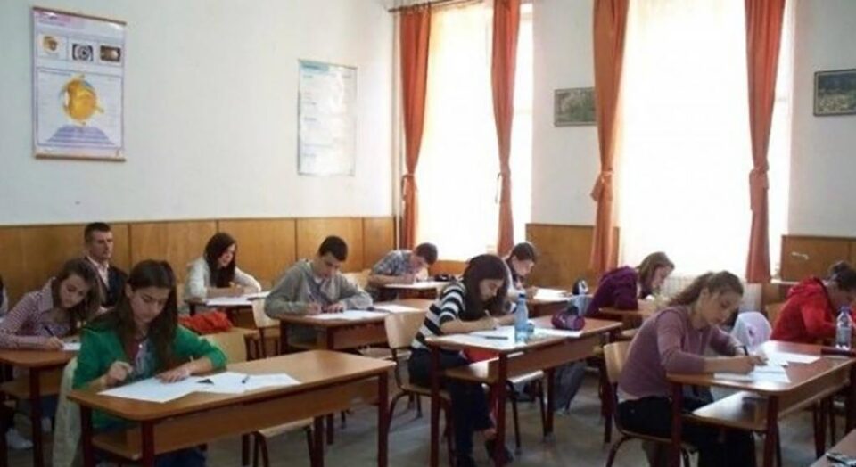 Aproximativ 8.000 de elevi suceveni se pregătesc să susțină examenul de final de ciclu gimnazial Aproximativ 8.000 de elevi suceveni se pregătesc să susțină examenul de final de ciclu gimnazial