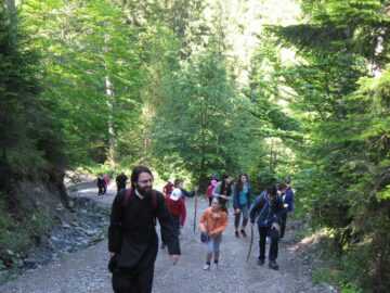 Pr. Justinian Cojocar în excursie cu copiii