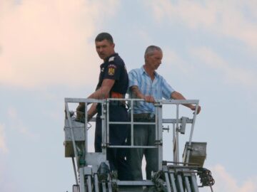 Un reprezentant al Detașamentului de Pompieri Fălticeni a reușit să-l convingă pe protestatar să coboare