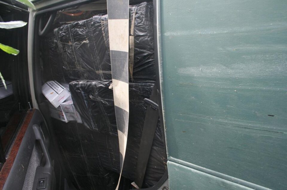 Autoturism de teren burdușit cu țigări de contrabandă, abandonat lângă graniță