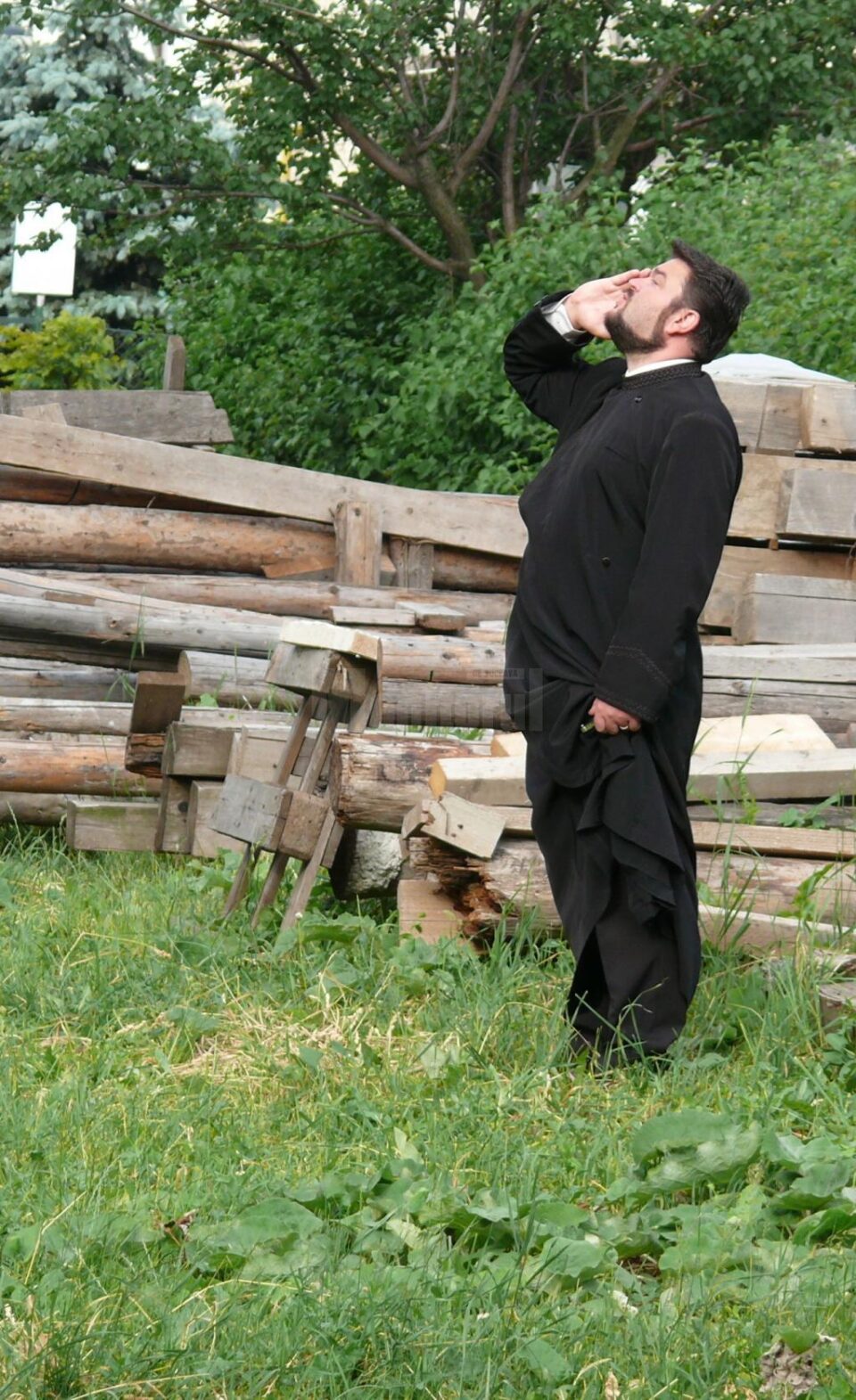 Preotul paroh încearcă să îl facă pe bărbat să coboare