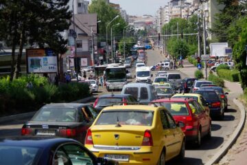 Aglomerație pe bulevardul George Enescu, închis pe un sens de mers, pe porțiunea asfaltată ieri