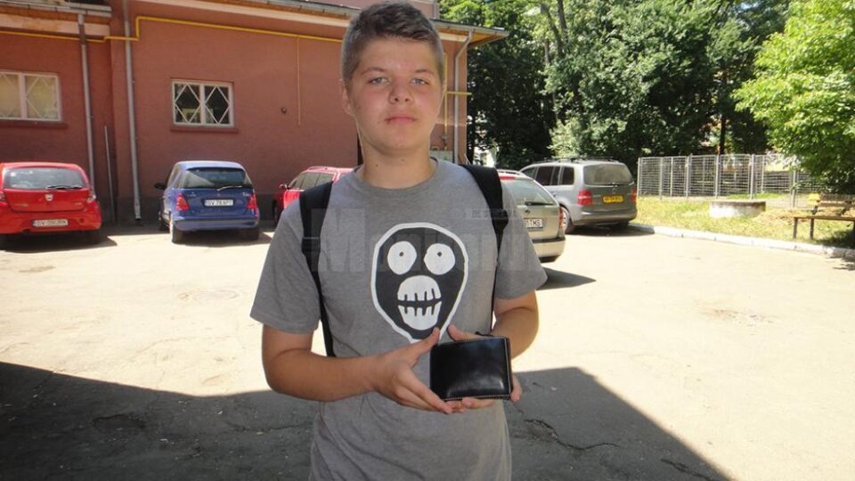 Valentin Lavric, elev în clasa a IX-a, a predat la poliție portmoneul cu acte și cu 439 de lei Valentin Lavric, elev în clasa a IX-a, a predat la poliție portmoneul cu acte și cu 439 de lei