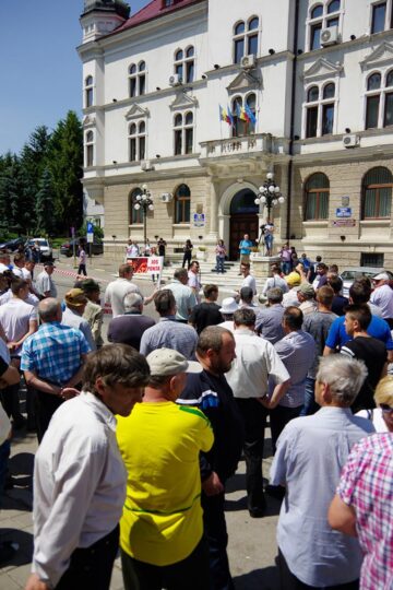 Mitingul PNL anti-Ponta, din fața Palatului Administrativ din Suceava, topit de soare în 30 de minute