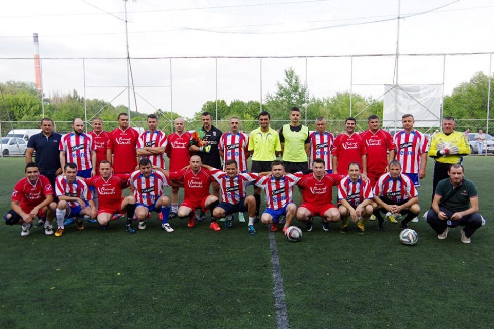 Poza de grup cu jucătorii echipelor Inter Conti si Revine Florconstruct înaintea meciului decisiv pentru titlu Poza de grup cu jucătorii echipelor Inter Conti si Revine Florconstruct înaintea meciului decisiv pentru titlu
