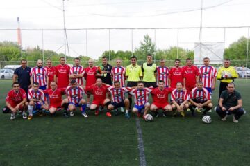Poza de grup cu jucătorii echipelor Inter Conti si Revine Florconstruct înaintea meciului decisiv pentru titlu