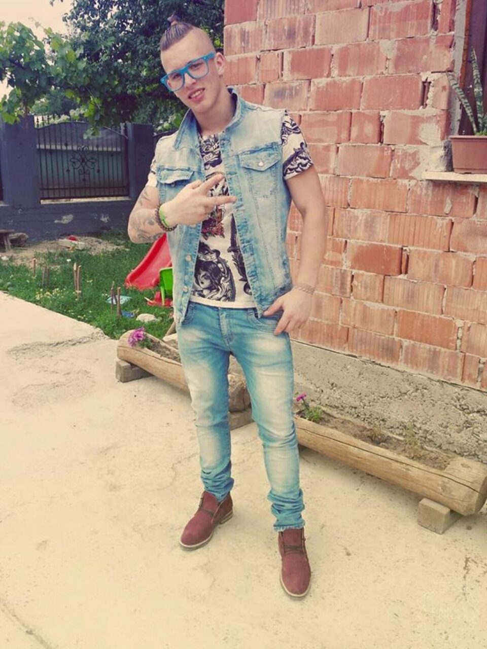 Săvel Cătălin Ostăcioaie a postat pe Facebook o manea cu texte amenințătoare: „Vă nenorocesc pe toți și mă-întorc răzând”