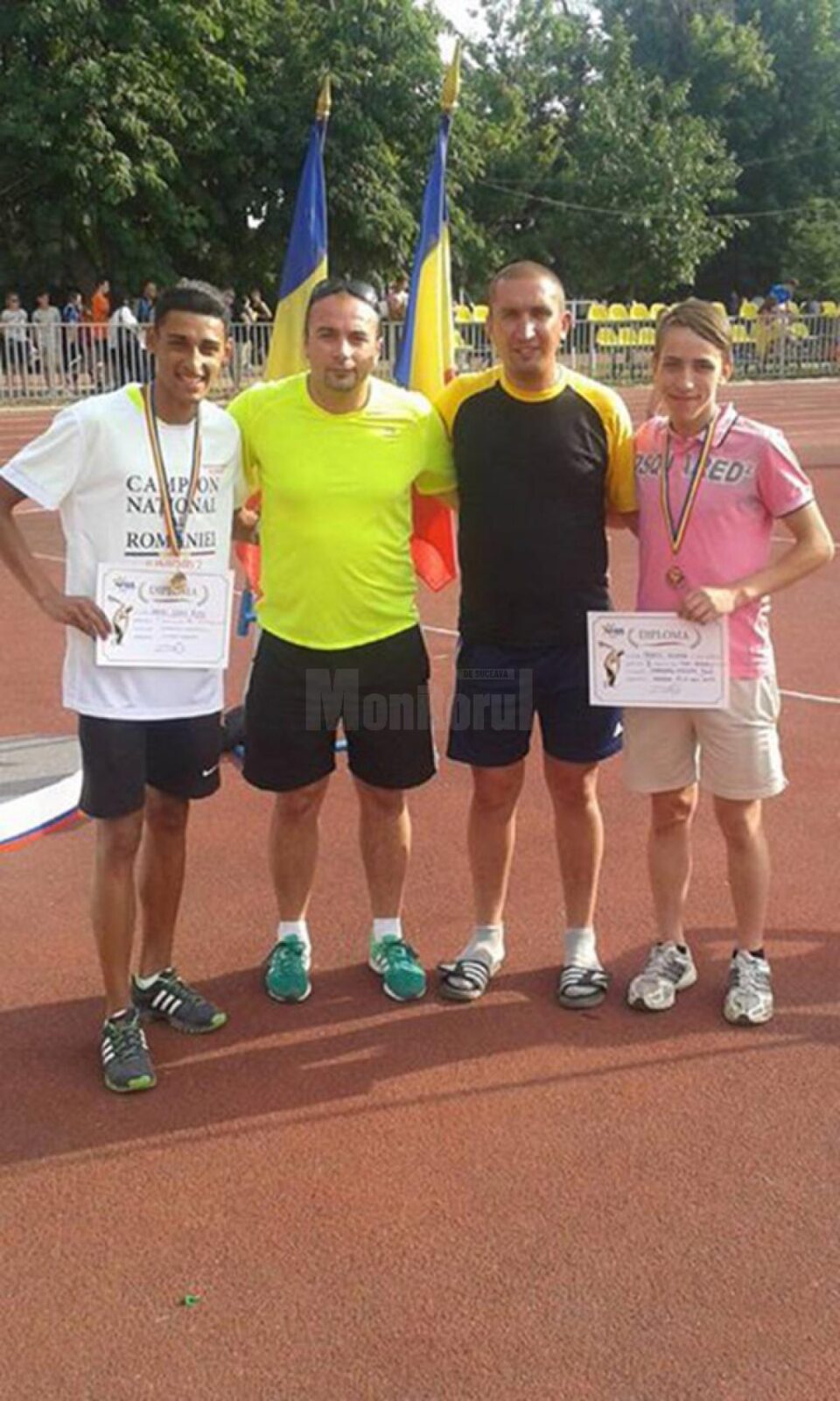 Cei doi atleți medaliați în proba de 5000 de metri, Andrei Rusu (stânga) și Gabriel Bulandra, alături de antrenorii Bogdan Roșcăneanu și Cristian Prâsneac Cei doi atleți medaliați în proba de 5000 de metri, Andrei Rusu (stânga) și Gabriel Bulandra, alături de antrenorii Bogdan Roșcăneanu și Cristian Prâsneac