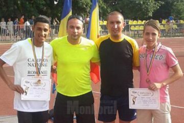 Cei doi atleți medaliați în proba de 5000 de metri, Andrei Rusu (stânga) și Gabriel Bulandra, alături de antrenorii Bogdan Roșcăneanu și Cristian Prâsneac