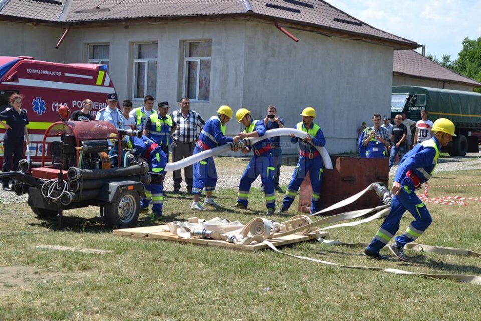 Pompierii de la cele mai bune cinci servicii voluntare sau private pentru situații de urgență din județ s-au întrecut sâmbătă
