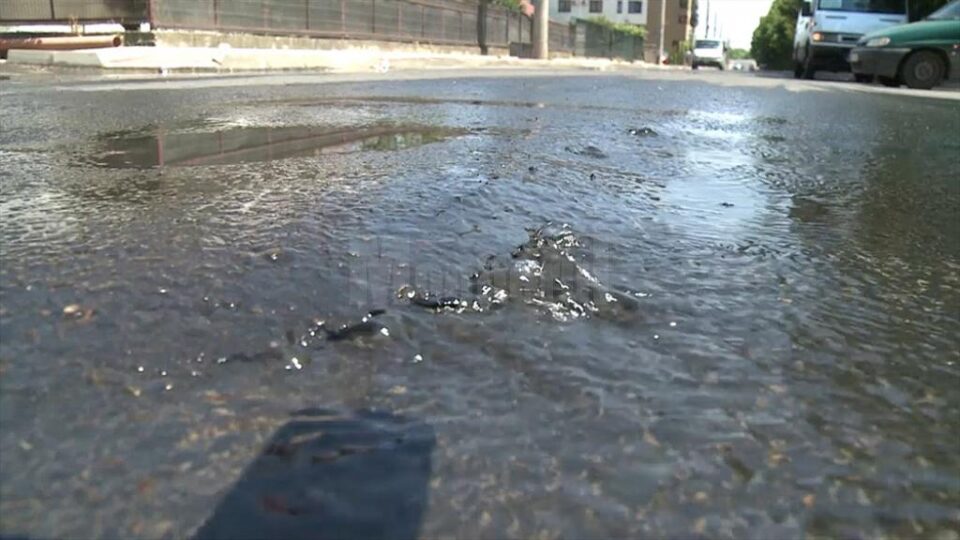 Din dâmburile apărute în asfalt țâșnea apă curată, iar în scurt timp aproape întreaga stradă a fost inundată