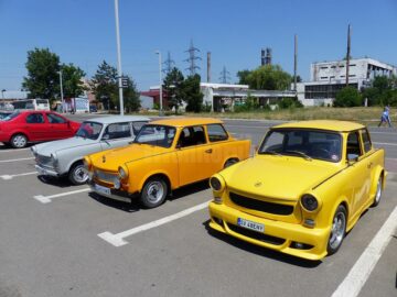 Vechile Trabanturi, transformate în adevărate bijuterii auto, au defilat pe străzile Sucevei