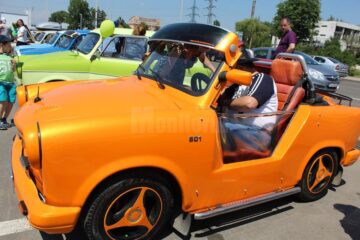 Vechile Trabanturi, transformate în adevărate bijuterii auto, au defilat pe străzile Sucevei