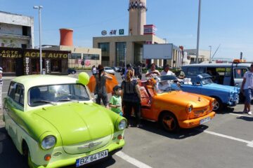 Cel mai vechi Trabant de la paradă, în prim plan, și cele mai mari atracții, Trabanturile decapotabile