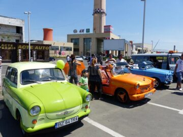 Cel mai vechi Trabant de la paradă, în prim plan, și cele mai mari atracții, Trabanturile decapotabile
