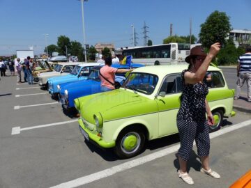 Vechile Trabanturi, transformate în adevărate bijuterii auto, au defilat pe străzile Sucevei