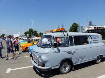 Vechile Trabanturi, transformate în adevărate bijuterii auto, au defilat pe străzile Sucevei