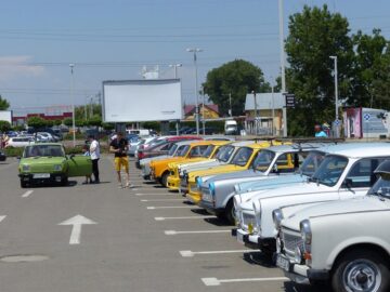 Vechile Trabanturi, transformate în adevărate bijuterii auto, au defilat pe străzile Sucevei