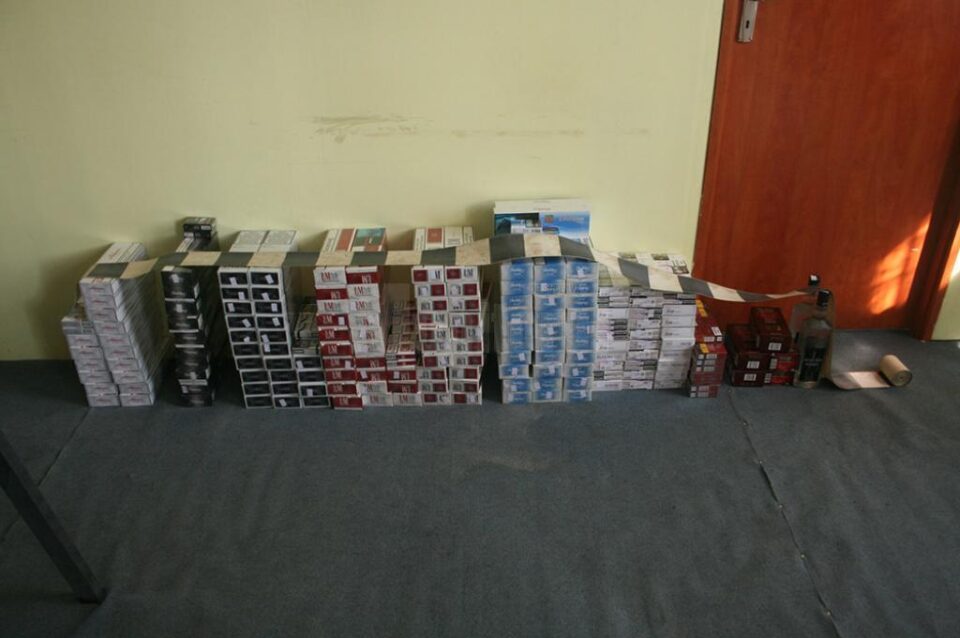 Bărbatul încerca să vândă 1.634 de pachete de țigări într-un bazar din municipiul Rădăuți