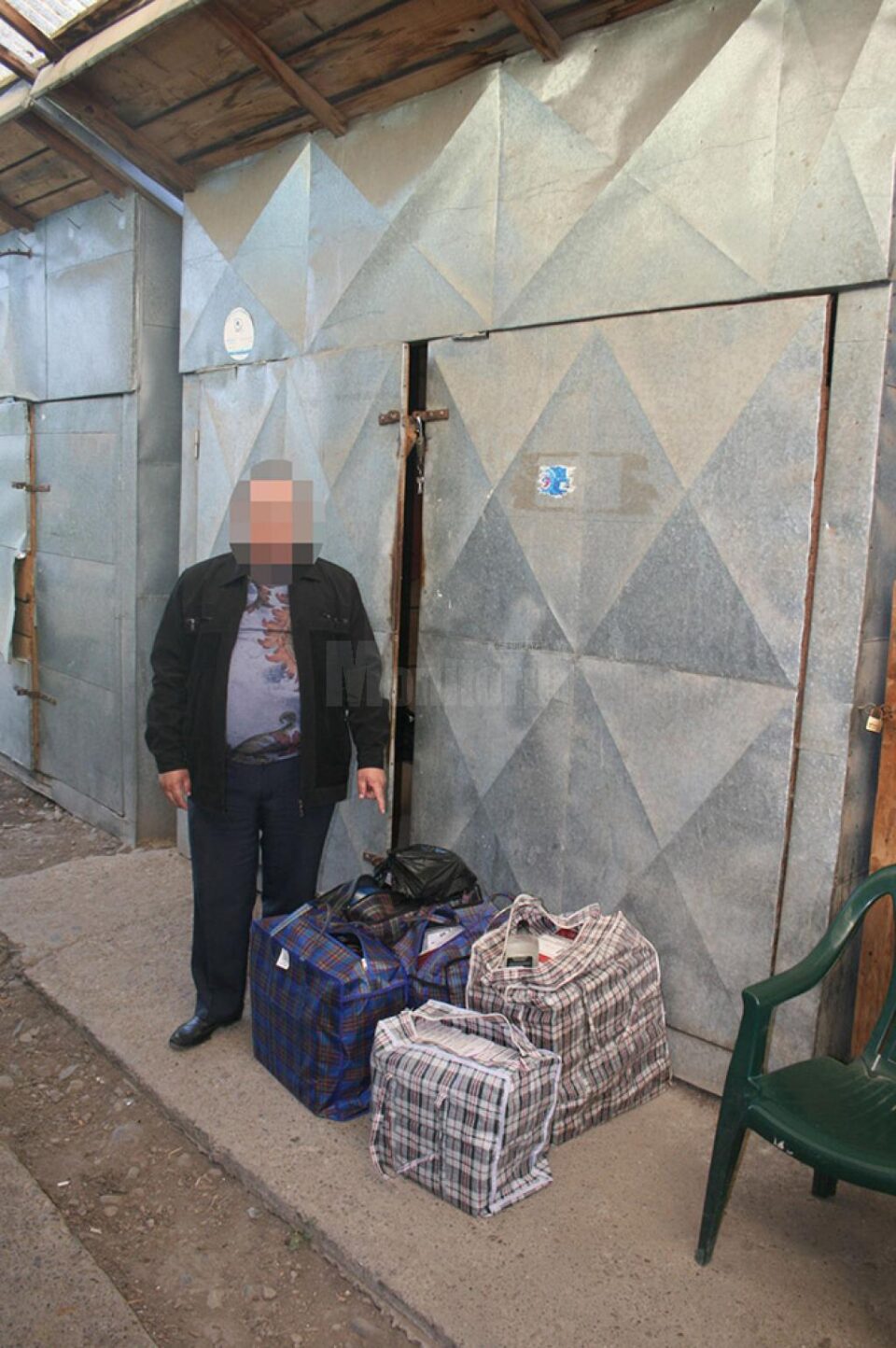 Bărbatul încerca să vândă 1.634 de pachete de țigări într-un bazar din municipiul Rădăuți Bărbatul încerca să vândă 1.634 de pachete de țigări într-un bazar din municipiul Rădăuți