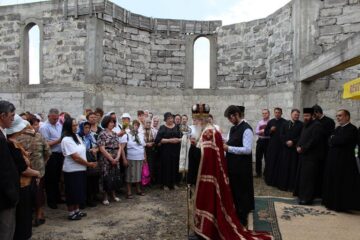 ÎPS Pimen a oficiat slujba de sfințire a noului lăcaș de cult, din zona Laniște