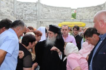 ÎPS Pimen a sfințit terenul pe care vor fi ridicate o biserică și un cămin de bătrâni, în Burdujeni