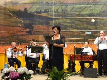 Interpreți de muzică populară, grupuri folclorice și dansatori, pe scena Casei de Cultură Suceava, într-un spectacol caritabil