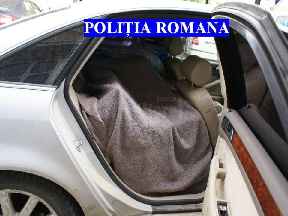 Mașină cu aproape 5.000 de pachete de țigări de contrabandă, oprită de polițiști la intrarea în Suceava