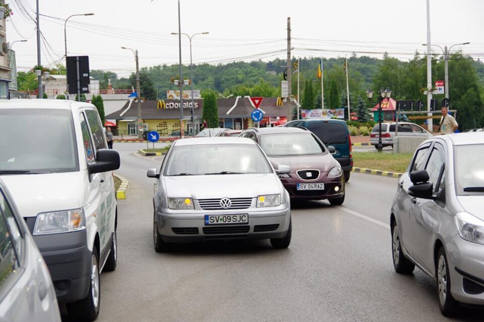 Șoferii erau nevoiți să intre pe contrasens pentru a ocoli autoturismul staționat
