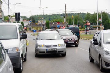 Șoferii erau nevoiți să intre pe contrasens pentru a ocoli autoturismul staționat