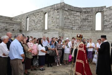 ÎPS Pimen a sfințit terenul pe care vor fi ridicate o biserică și un cămin de bătrâni, în Burdujeni