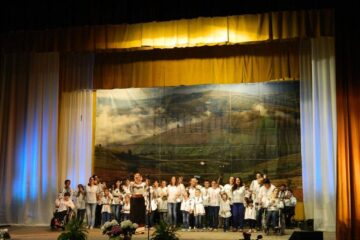 Interpreta Manuela Pohoață și îngerașii de la Centrul Blijdorp