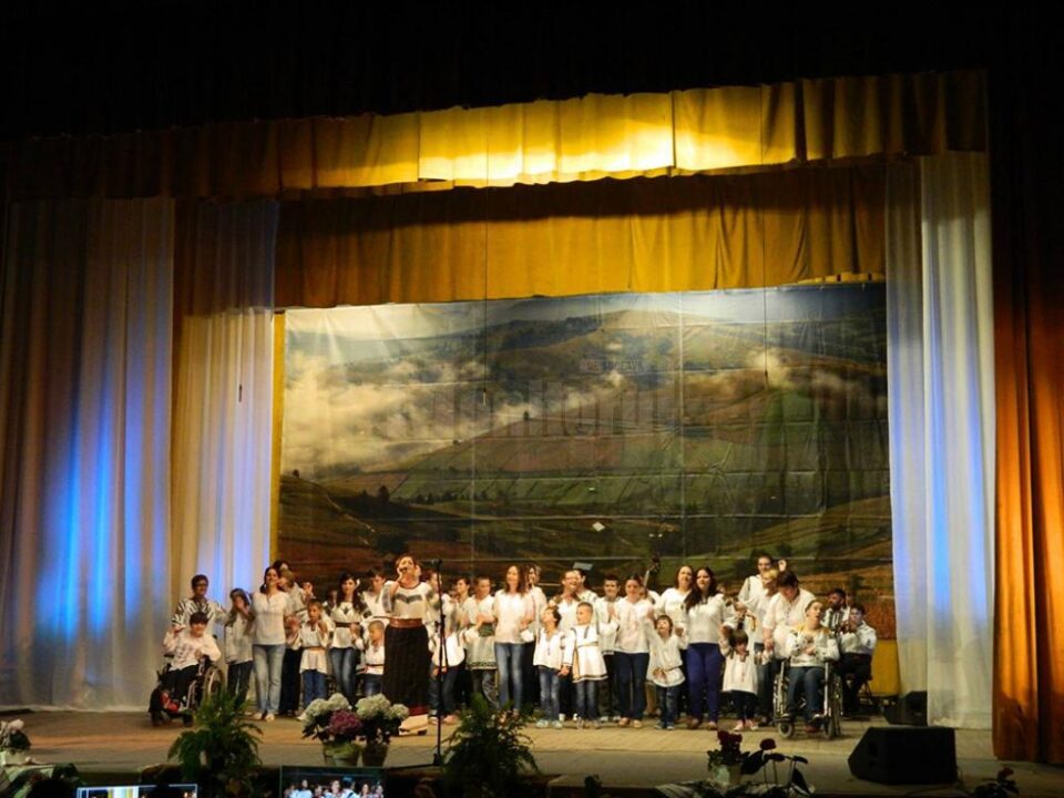 Interpreta Manuela Pohoață și îngerașii de la Centrul Blijdorp