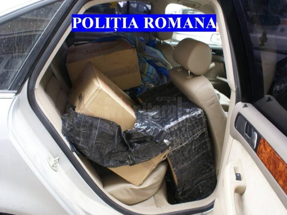 Mașină cu aproape 5.000 de pachete de țigări de contrabandă, oprită de polițiști la intrarea în Suceava