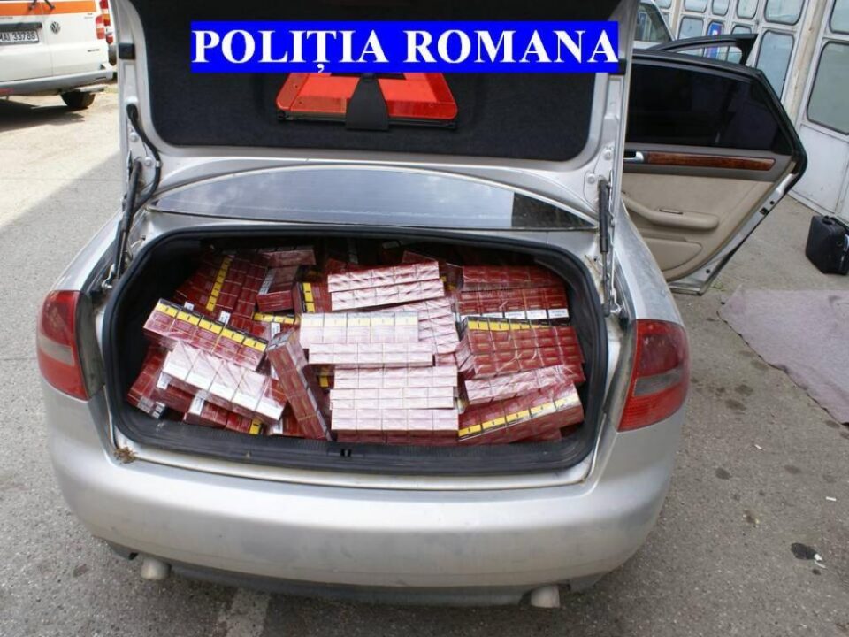 Mașină cu aproape 5.000 de pachete de țigări de contrabandă, oprită de polițiști la intrarea în Suceava