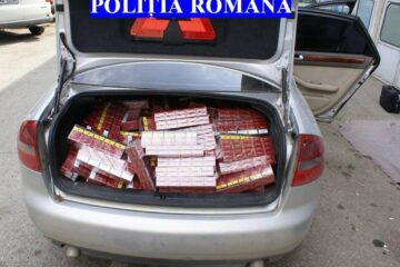 Mașină cu aproape 5.000 de pachete de țigări de contrabandă, oprită de polițiști la intrarea în Suceava
